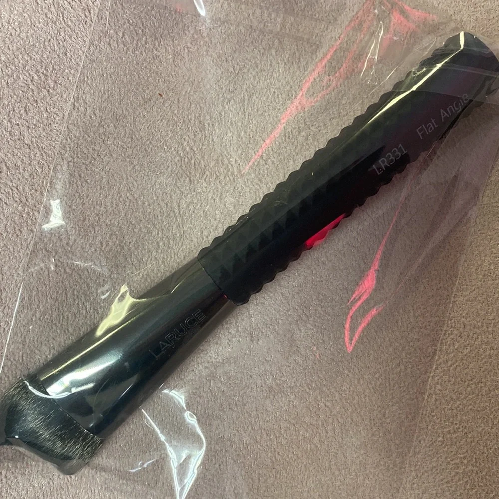 Laruce angled contour brush LR334